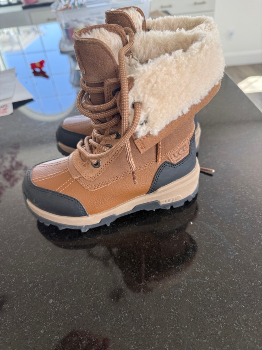 Girls UGG Adirondack Boots - Picture 6 of 10